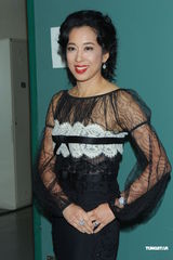 组图：历任港姐聚首 朱玲玲赞张名雅皮肤好