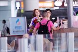组图：郑钧接机浪漫送玫瑰 刘芸惊喜拥抱