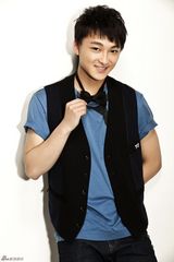 组图：邱爽首发俊朗写真 祈星王子变身花美男