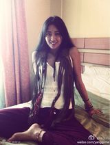 组图：央吉玛搞怪生活照曝光 点朱砂另类妆容