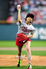 组图：韩女星裴斗娜为棒球比赛开球有模有样