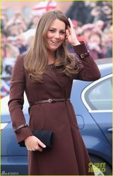 组图：凯特王妃细高跟挺孕肚 笑容甜美面庞圆润