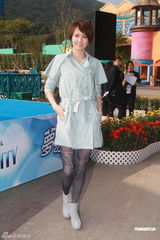 组图：梁咏琪穿丝袜秀美腿 常常易容游海洋公园