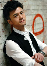 组图：唐以诺休闲写真显随性魅力