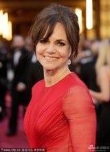 组图：最佳女配角候选人莎莉-菲尔德红纱裙大气