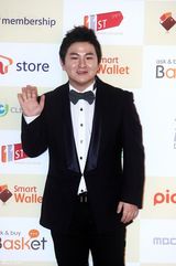 高清组图：韩团2NE1Beast等亮相Melon音乐颁奖礼