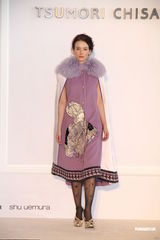 组图：乐基儿出席时装秀 称无生子压力黎明不急