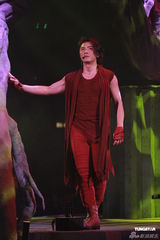 组图：郑伊健开唱秀肌肉与女模热舞 蒙嘉慧现身支持