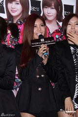 组图：韩女子团体T-ARA首度抵台 粉丝热情引恐慌