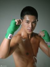 组图：郑晓东新功夫写真 性感身材显男儿本色