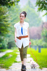 组图：张定涵夏日清凉街拍  携萌宠悠然惬意