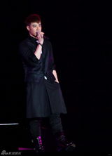 组图：潘玮柏北京演唱会 与吴克群基情亲嘴