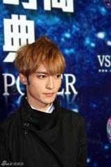 组图：陈威翰亮相盛典潮范儿十足