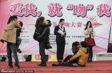 组图：情人节接吻大赛 女选手骑男友忘我舌吻