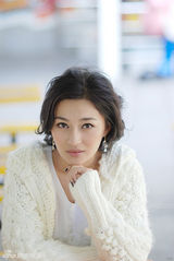 组图：葛玟希白衣简净写真知性时尚