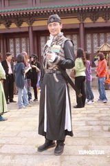 幻灯图：容祖儿新片造型搞怪 与阿Sa(蔡卓妍)亲热如姐妹花