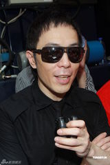 组图：黄贯中举行小型音乐会 请粉丝爱护朱茵