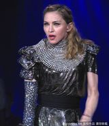 组图：麦当娜脱衣露底 与男伴当众调情