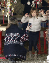 组图:阿尔芭印花外套为女拍照 小女圣诞装萌翻