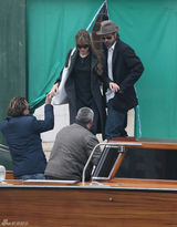 高清图：皮特朱莉夫妇带儿女探望约翰尼-德普