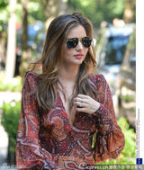 组图：米兰达出街紧搂儿子 小宝贝躺肩头羞涩