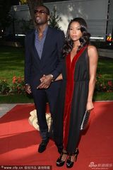 组图：《女人心事》首映 穆里根黑超遮面