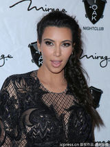 组图：卡戴珊怀孕后首亮相 与男友耳语秀恩爱