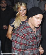 组图：帕丽斯-希尔顿泡夜店男友小心翼翼伺候左右