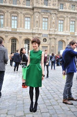 组图：孙俪绿裙清新亮相巴黎时装周优雅看秀