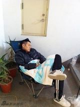 组图：严宽曝拍摄花絮调侃自己的土豆头