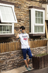 组图：黄轩街拍大片出炉 炫彩混搭感受缤纷夏日