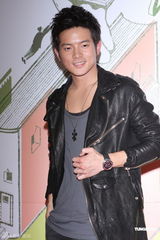 组图：宥胜签售新书 笑称被奶奶逼婚