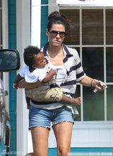 组图：桑德拉-布洛克怀抱养女不熟练上演金鸡独立