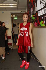 组图：群星红衣出席篮球赛 容祖儿李克勤又背又抱