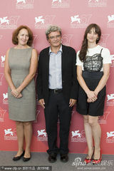 高清图：《我们相信》记者会 导演鲁奇-洛振臂欢呼