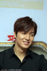 组图：李敏镐亮相成都可爱卖萌 黑衬衫帅气干净