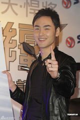 组图：阮经天代言机车 新片搞神秘不知女主角