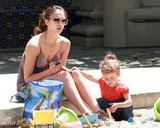 幻灯：杰西卡-阿尔芭携女沙坑玩耍 大展慈母本色