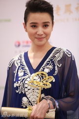 组图：小宋佳凭《悬崖》获最佳女演员奖