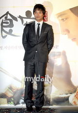 幻灯图集：韩片《食客2》首映 金正恩透视装登场