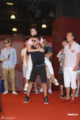 组图：新剧《爱.回家》宣传 众星现场互喂雪糕