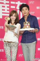 组图：王心凌开心办庆生会 许愿当包租婆