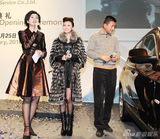 幻灯图集：巩新亮穿奢华皮草亮相 身材凹凸有致