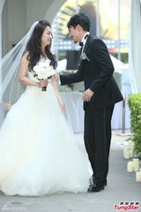 组图：张震大婚献吻娇妻 亲手为新娘提裙摆