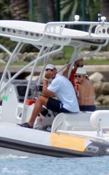 组图：卡梅隆-迪亚兹与男友度假 比基尼热裤现身