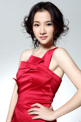 高清图：潘禹彤拍摄宣传片 纯净五色衬出脱俗气质