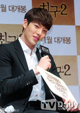 组图：韩片《朋友2》发布 金宇彬正装黑超耍帅