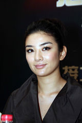 高清图：黄奕主持慈善拍卖  奕动基金筹大量善款