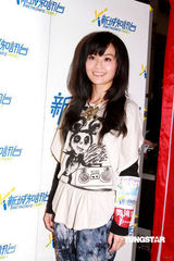 幻灯图：杨千嬅阿Sa(蔡卓妍)出席公益活动 做游戏轻松普法