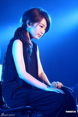 组图：Hebe单飞办音乐会 SHE两姐妹大力捧场